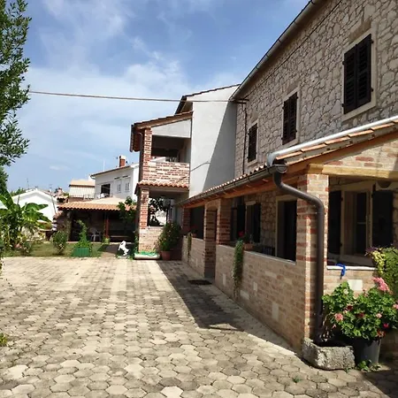 Apartmani Memic 100 M Do Plaze, Apartments Memic Only 100M From Beach Poreč Exterior foto